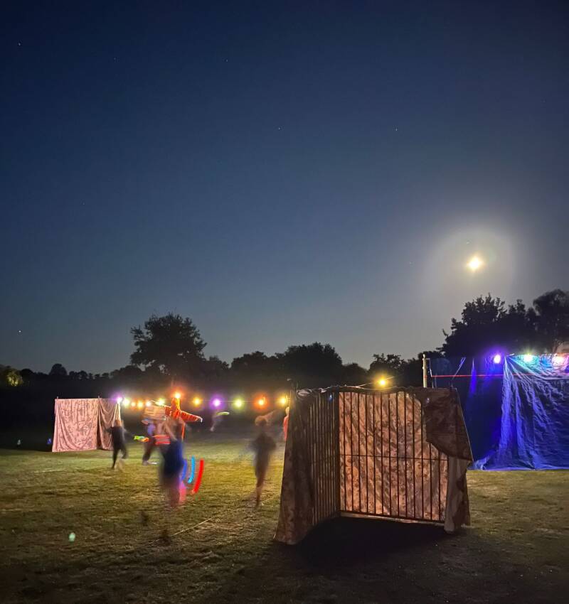 Kinderen van groep 3 t/m 8 rennen en spelen fanatiek tijdens lasergamekamp bij De Eiken Stek | Wekerom, Veluwe, met een uitdagende game zone. Lasergame huren, Harskamp, Otterlo, Ede, Barneveld, Lunteren, Kootwijkerbroek, Garderen