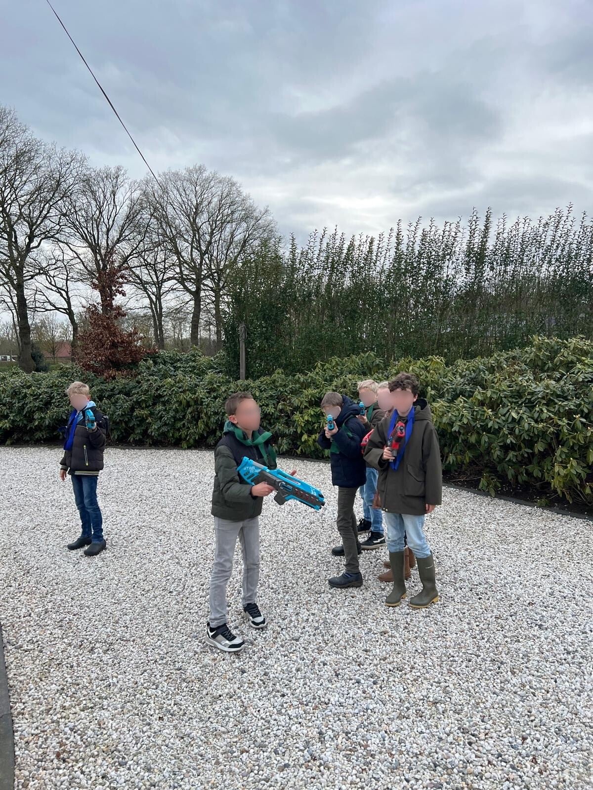Groep kinderen speelt lasergame tijdens een actief kinderfeestje in Barneveld