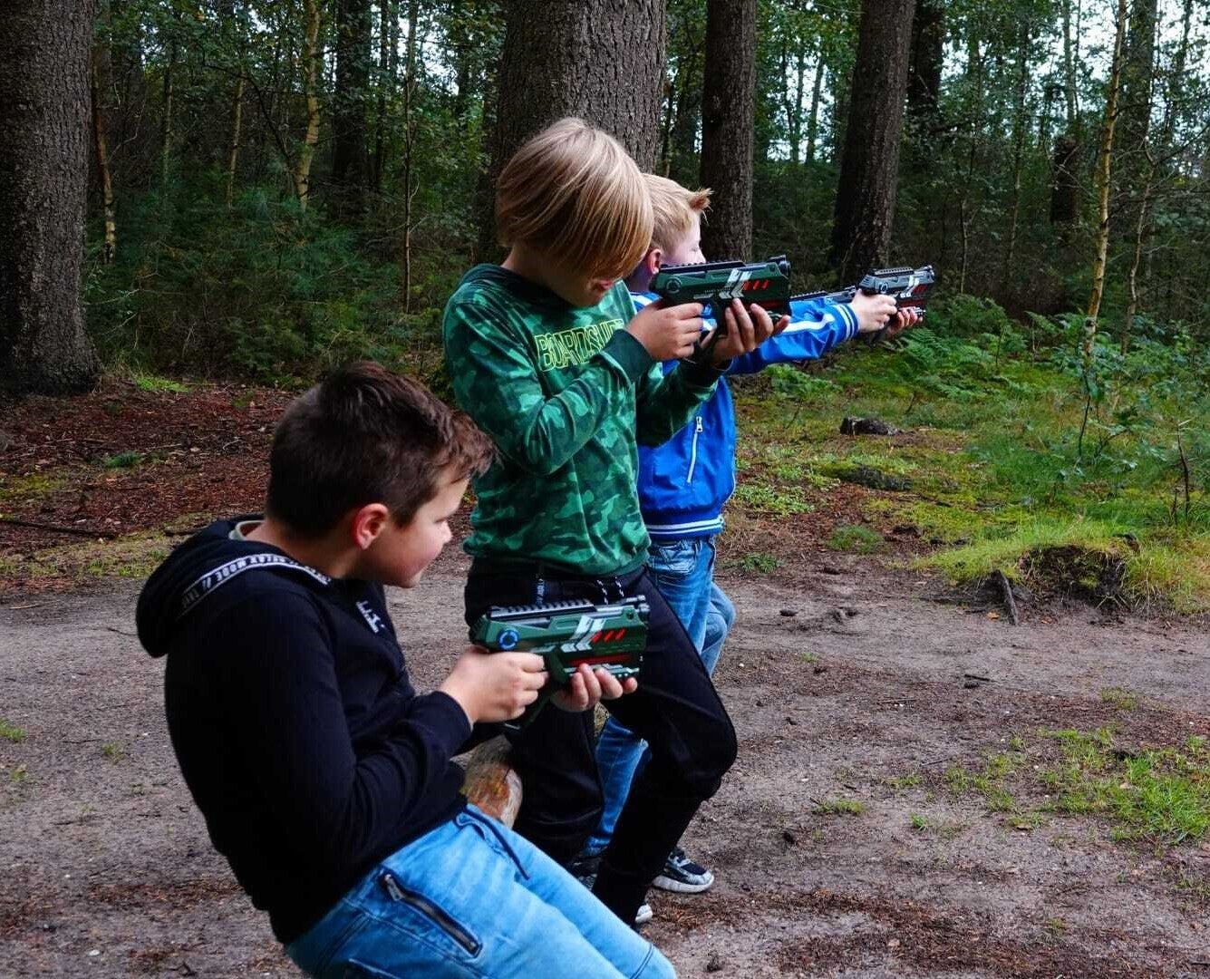 Lasergamen buiten tijdens een kinderfeestje 