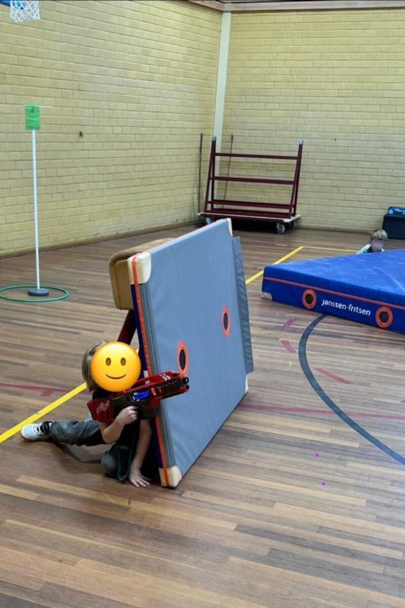 Lasergame speelveld met obstakels in een gymzaal in Ede