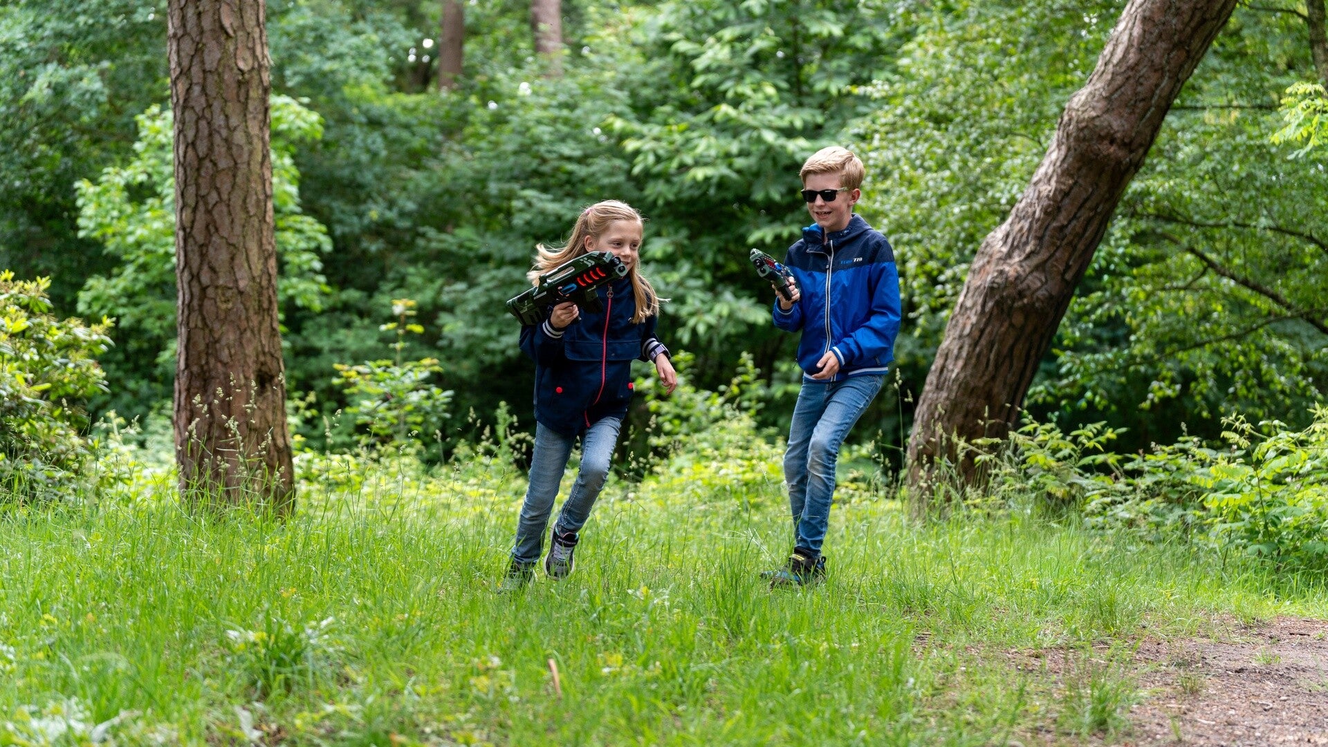 Kinderen spelen lasergame tijdens een kinderfeestje 