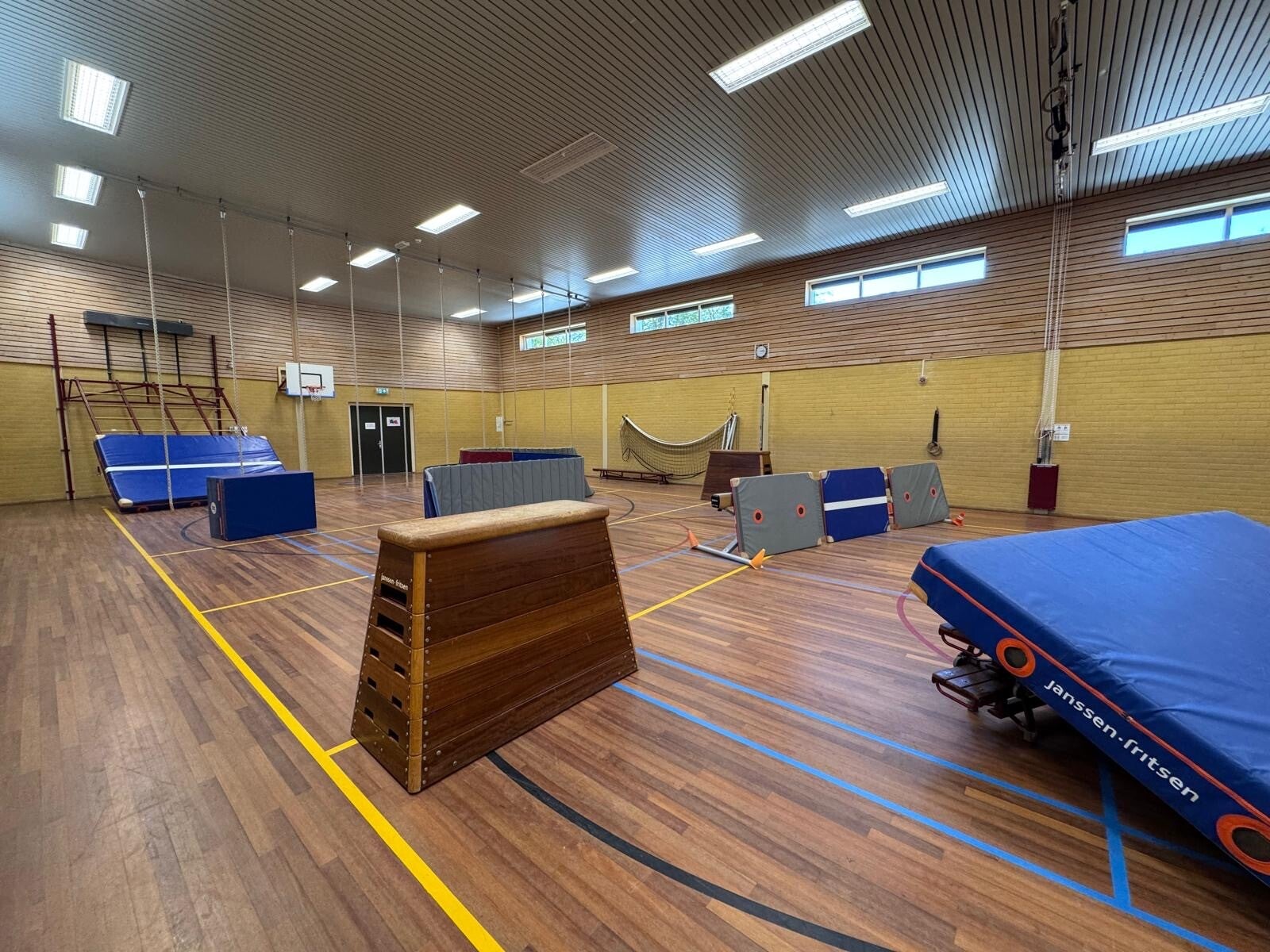Lasergame speelveld met obstakels in een gymzaal in Ede