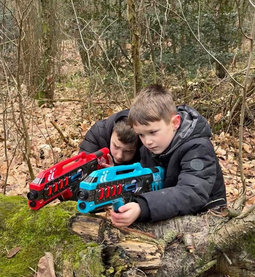 Kinderen spelen lasergame met laserguns in Stroe 