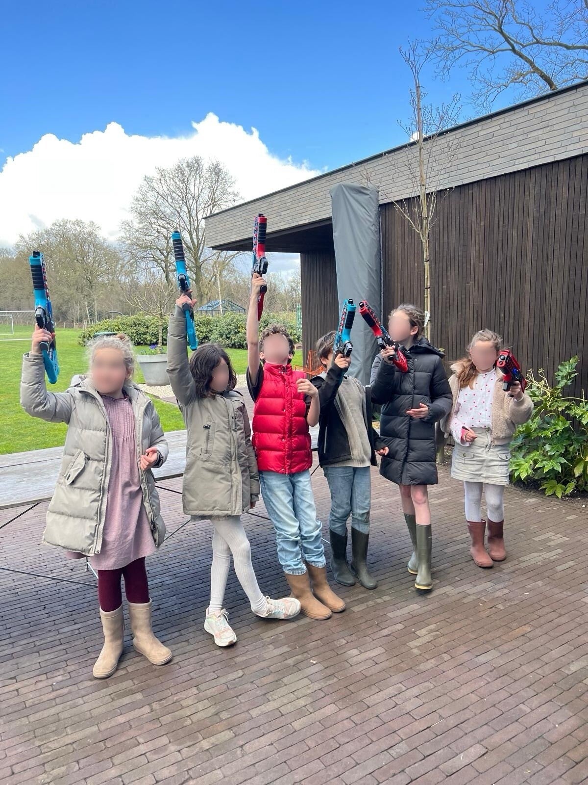 Kinderen spelen lasergame tijdens een kinderfeestje bij het Paradijs in Barneveld