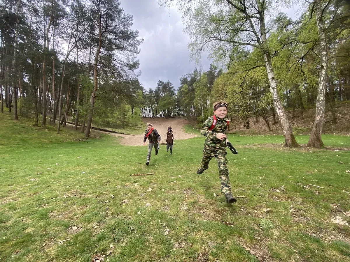 Groepen spelen lasergame op een eigen locatie in de regio Harskamp, Ede en Barneveld, geschikt voor kinderfeestjes en familiedagen tot 50 spelers.