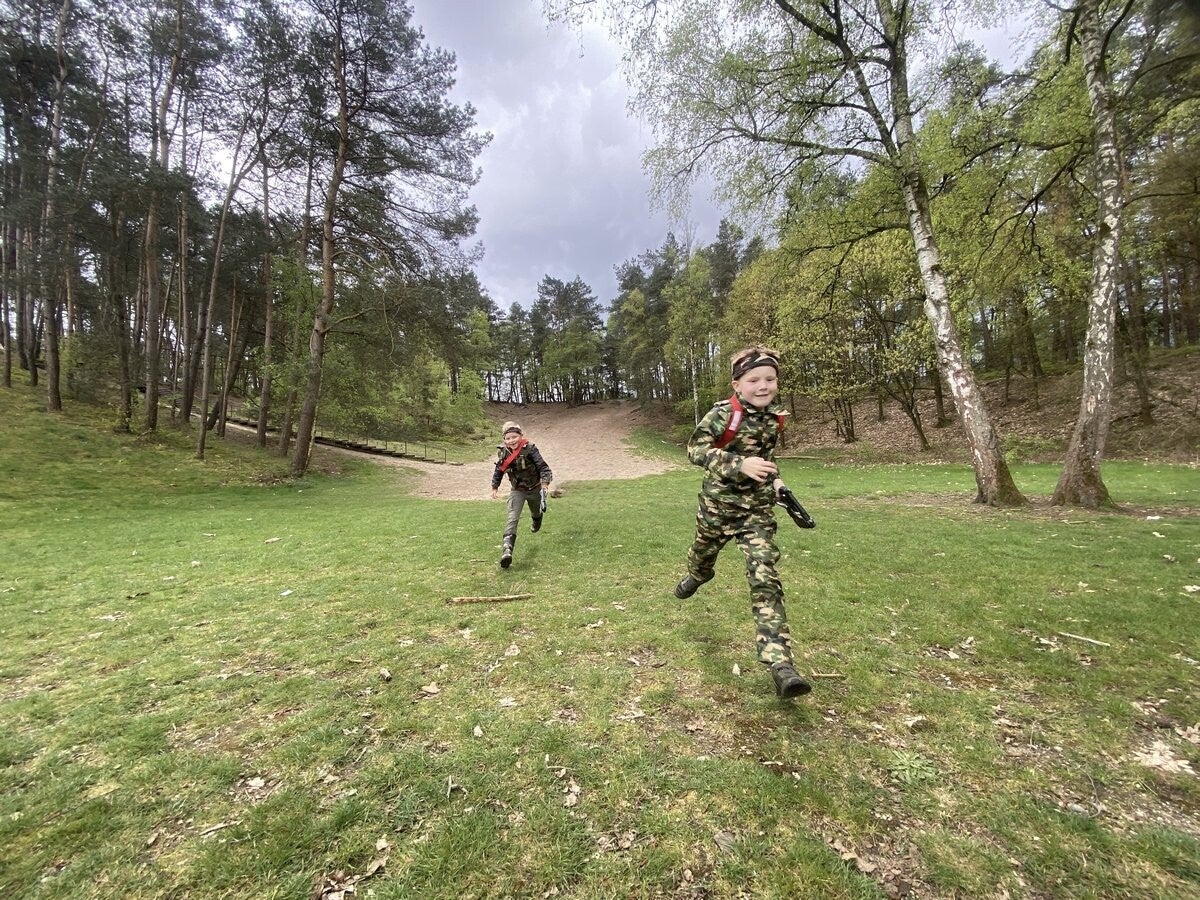 Kinderen tijdens een lasergame verjaardagsfeest bij het Speelbos in Ugchelen.