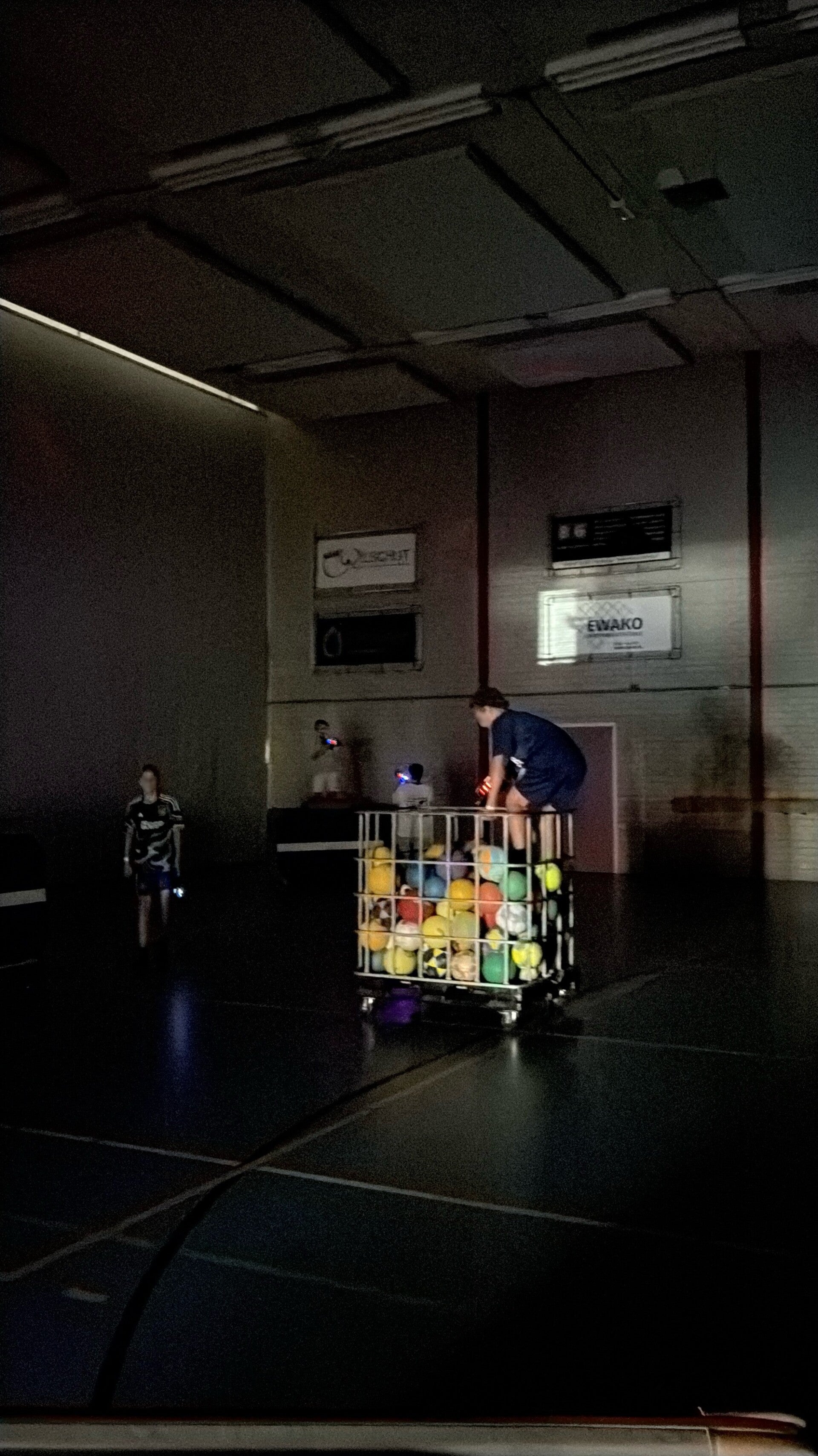 Lasergamen in het donker tijdens een evenement in Harskamp