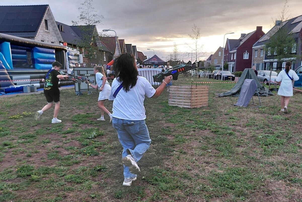 Lasergamen tijdens een buurtfeest in Harskamp
