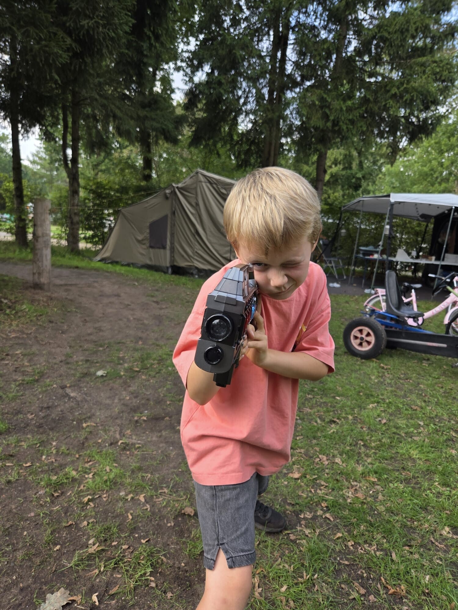 Groep speelt lasergame op de locatie van vakantiepark EuroParcs De Wije Werelt in Otterlo.