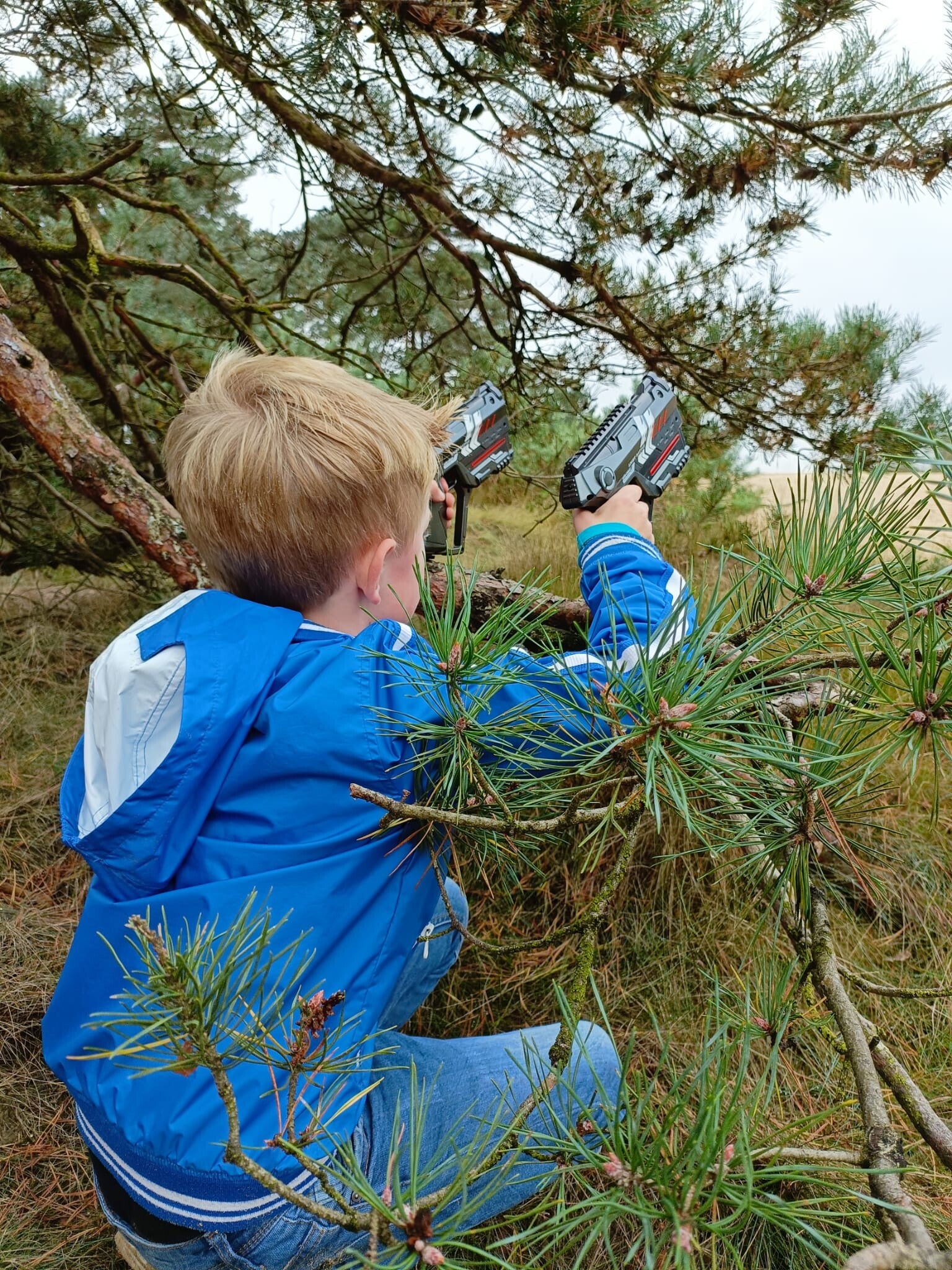 Groep speelt lasergamen tijdens een verblijf op de Veluwe