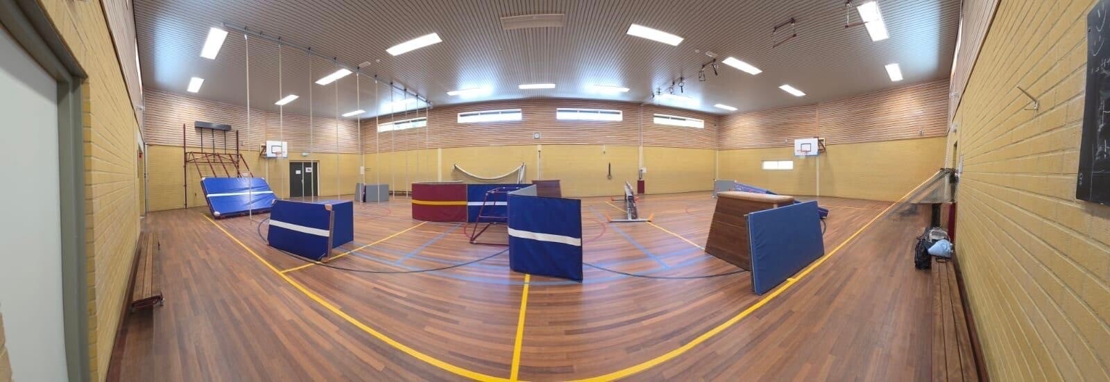 Kinderen lasergamen in gymzaal Ceelman van Ommeren in Ede
