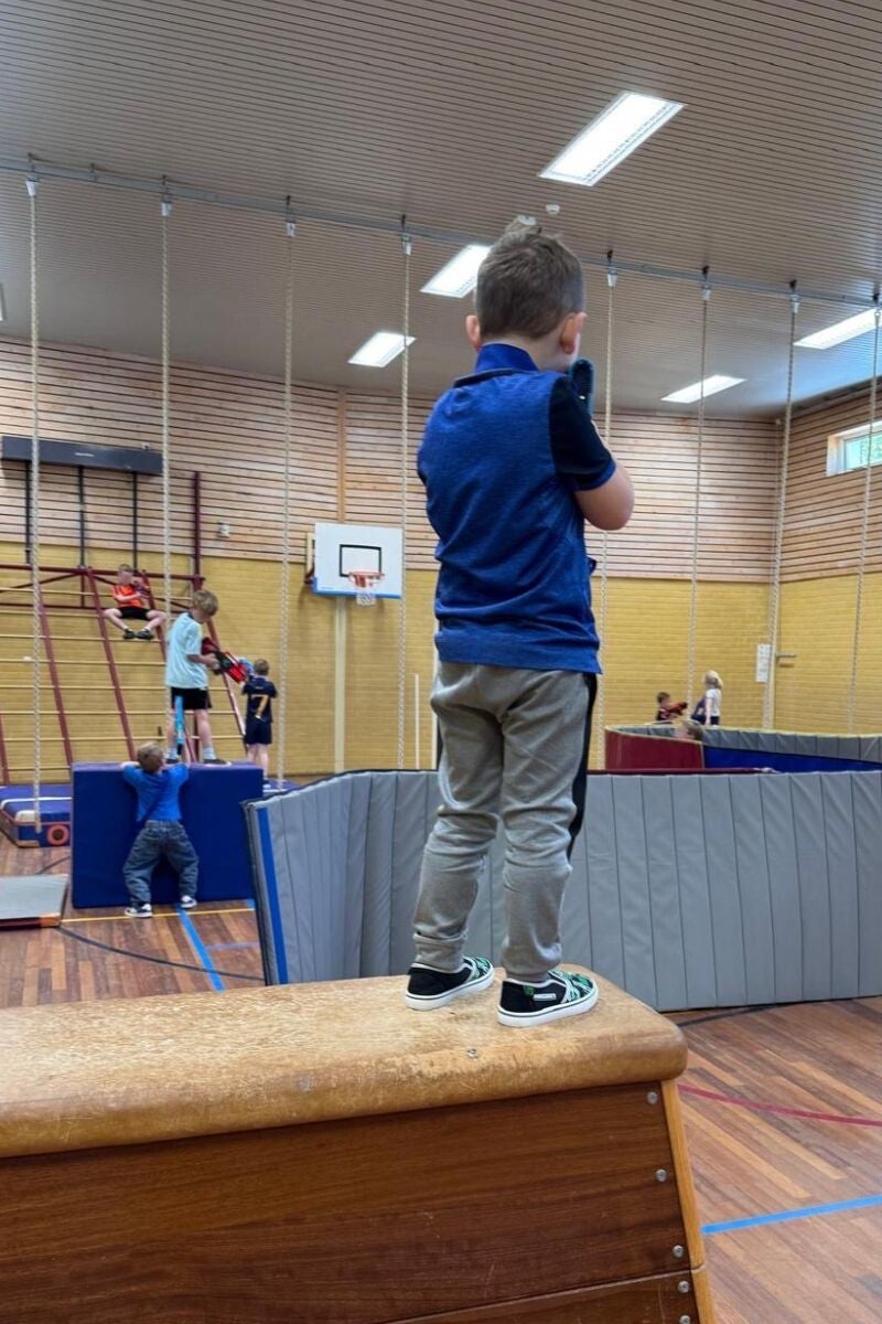 Kinderen lasergamen in gymzaal Ceelman van Ommeren in Ede