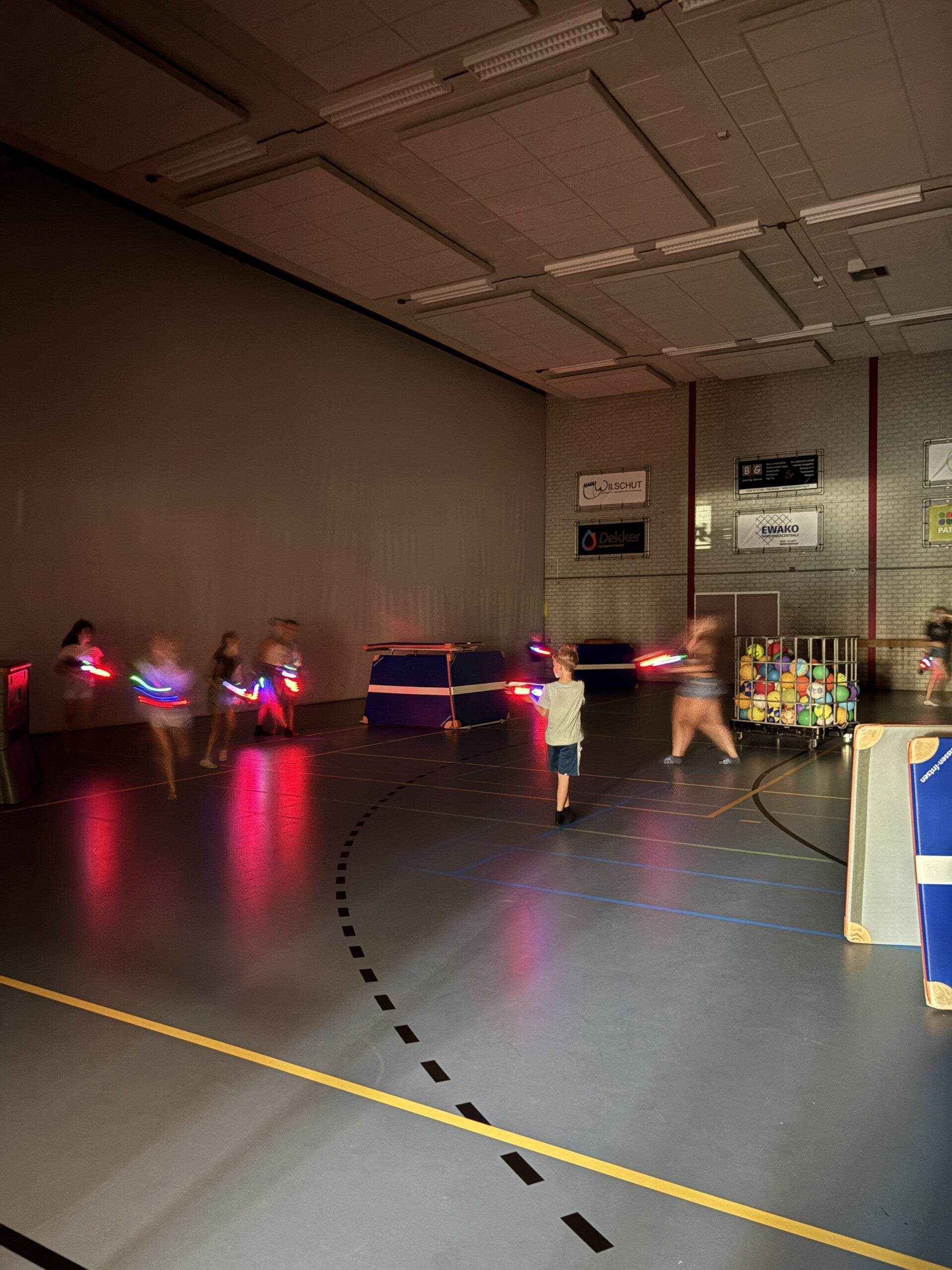 Lasergamen in het donker tijdens een evenement in Harskamp