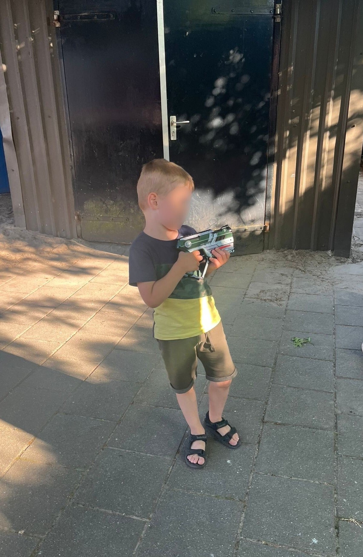 Kinderen tijdens een fanatiek potje lasergamen op een schoolfeest 