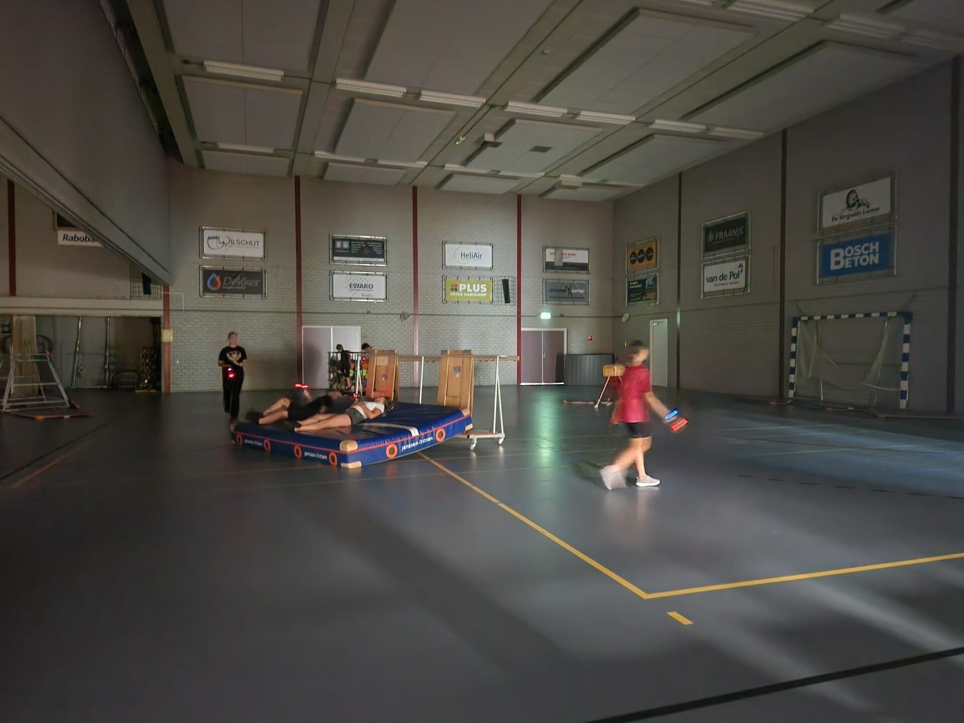 Lasergame speelopstelling tijdens een kinderfeestje in Sportzaal De Spil in Harskamp