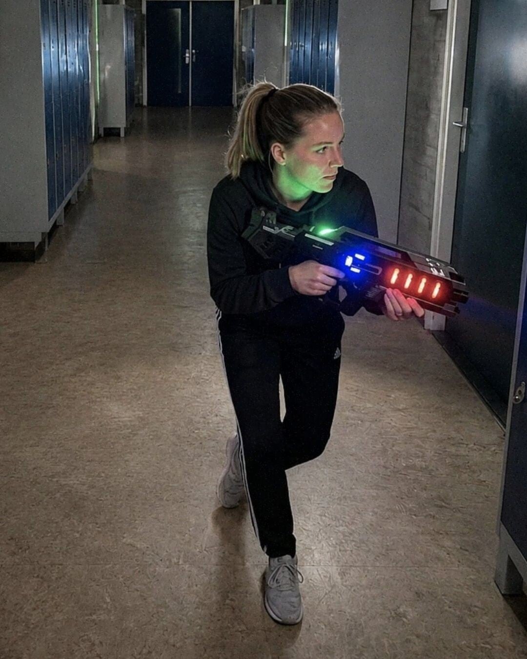 Leerkrachten spelen lasergame tijdens de afsluiting van het schooljaar op een basisschool in Apeldoorn