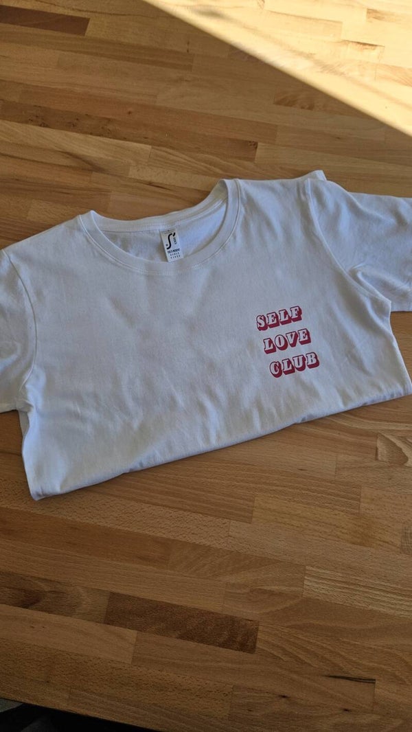 T-shirt "Self Love Club" – Omdat jij het waard bent!