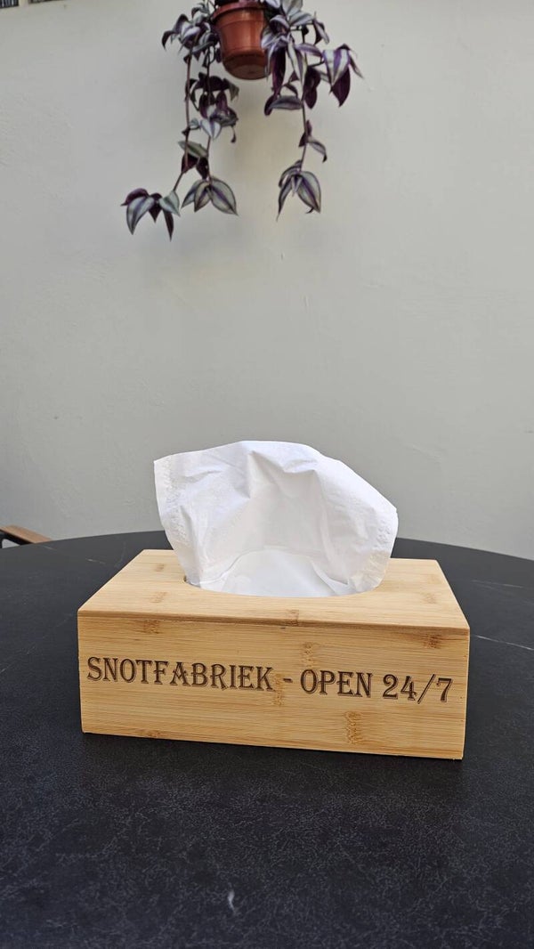 Bamboe Tissuebox met Gravering – "Snotfabriek Open 24/7"