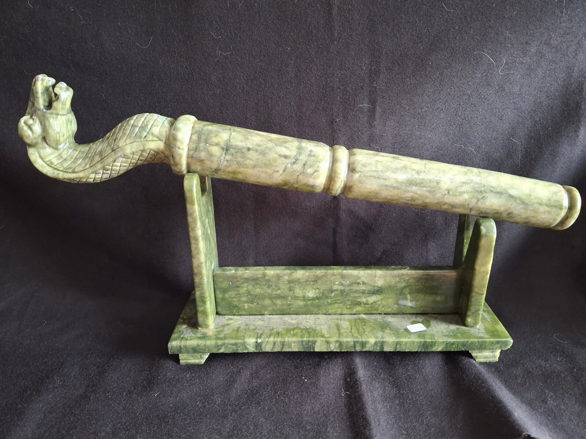 Groene jade slangen staf op standaard