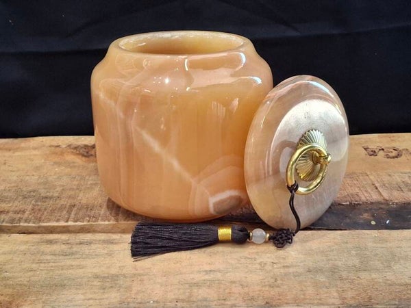 Urn van honing calciet