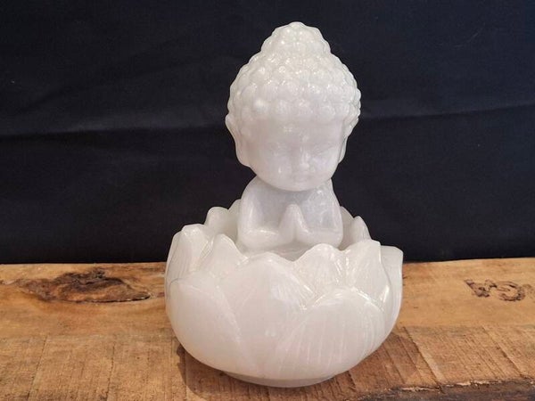 Witte jade boeddha in lotus