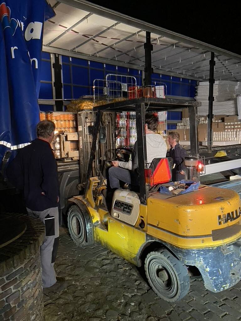 Een nieuwe vrachtwagen wordt geladen