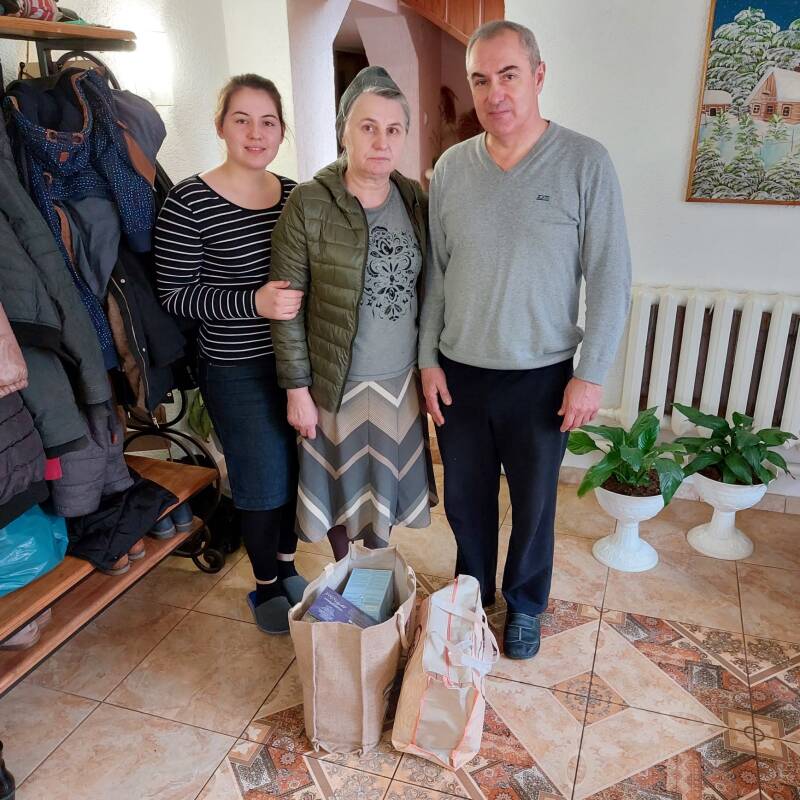 Goederen worden uitgedeeld door voorgangers