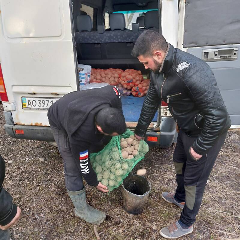 Goederen worden uitgedeeld door voorgangers