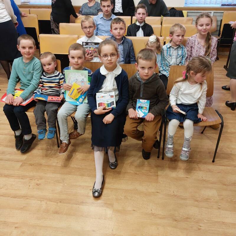 Tijdens de oorlog is het elke avond van 19.00 uur tot 20.30 kerk in de kleine gemeente van kornoje. De kinderen krijgen een cadeautje wat de school met de Bijbel uit Nieuwerkerk heeft mee gegeven.