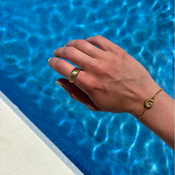 Bold lines ring
