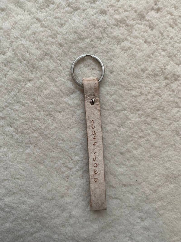 Leren sleutelhanger met gepersonaliseerde tekst