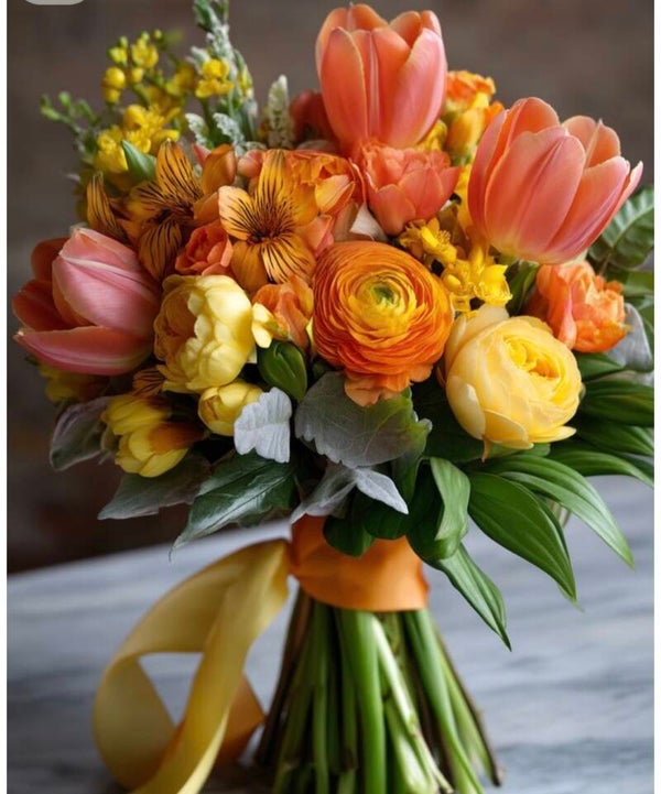 Bouquet con ranuncoli mix e tulipani
