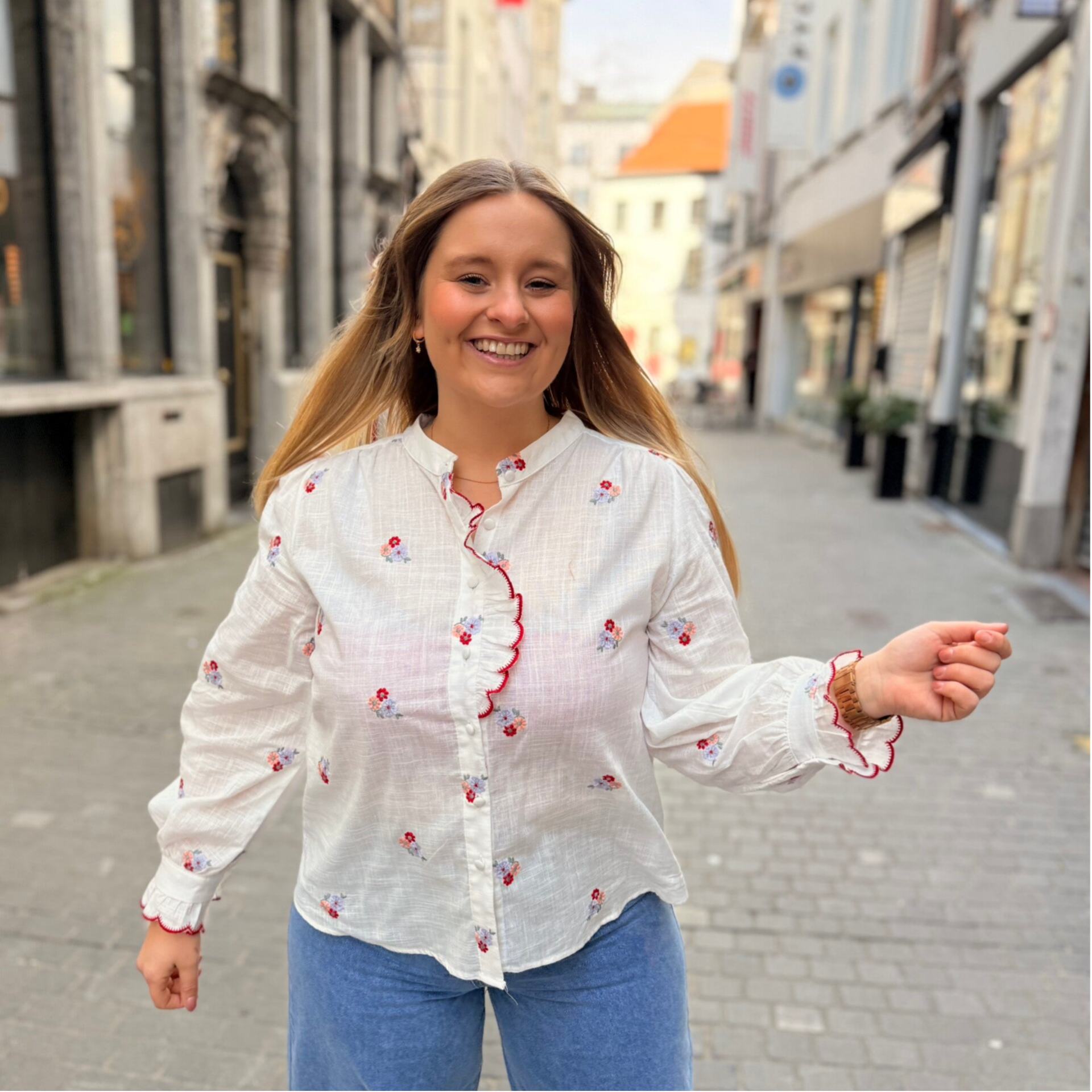 Blomme blouse white blue red flowers