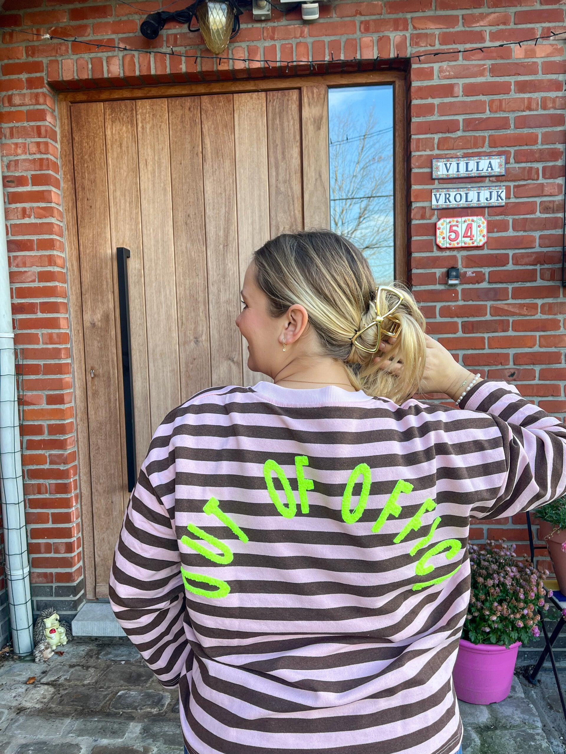 Longsleeve Charlie 'Out Of Office' pink brown