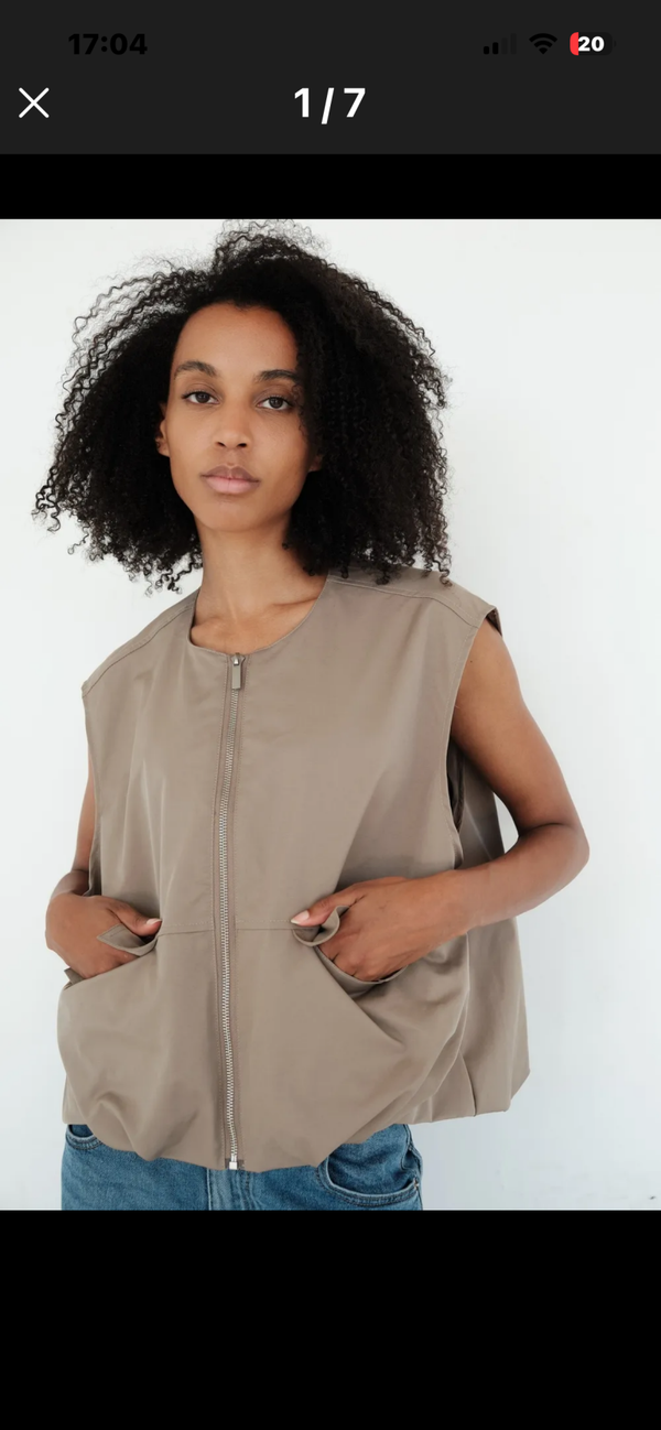 Laurien mouwloos bomberjack beige