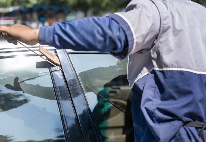 LOCK OUT SERVICE, KEYS INSIDE CAR ROADSIDE ASSISTANCE