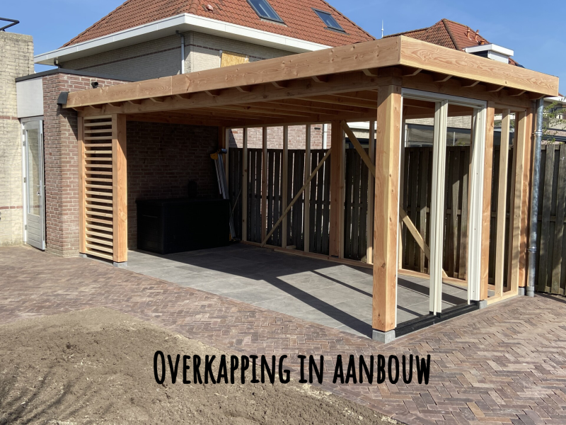 Overkapping in aanbouw.