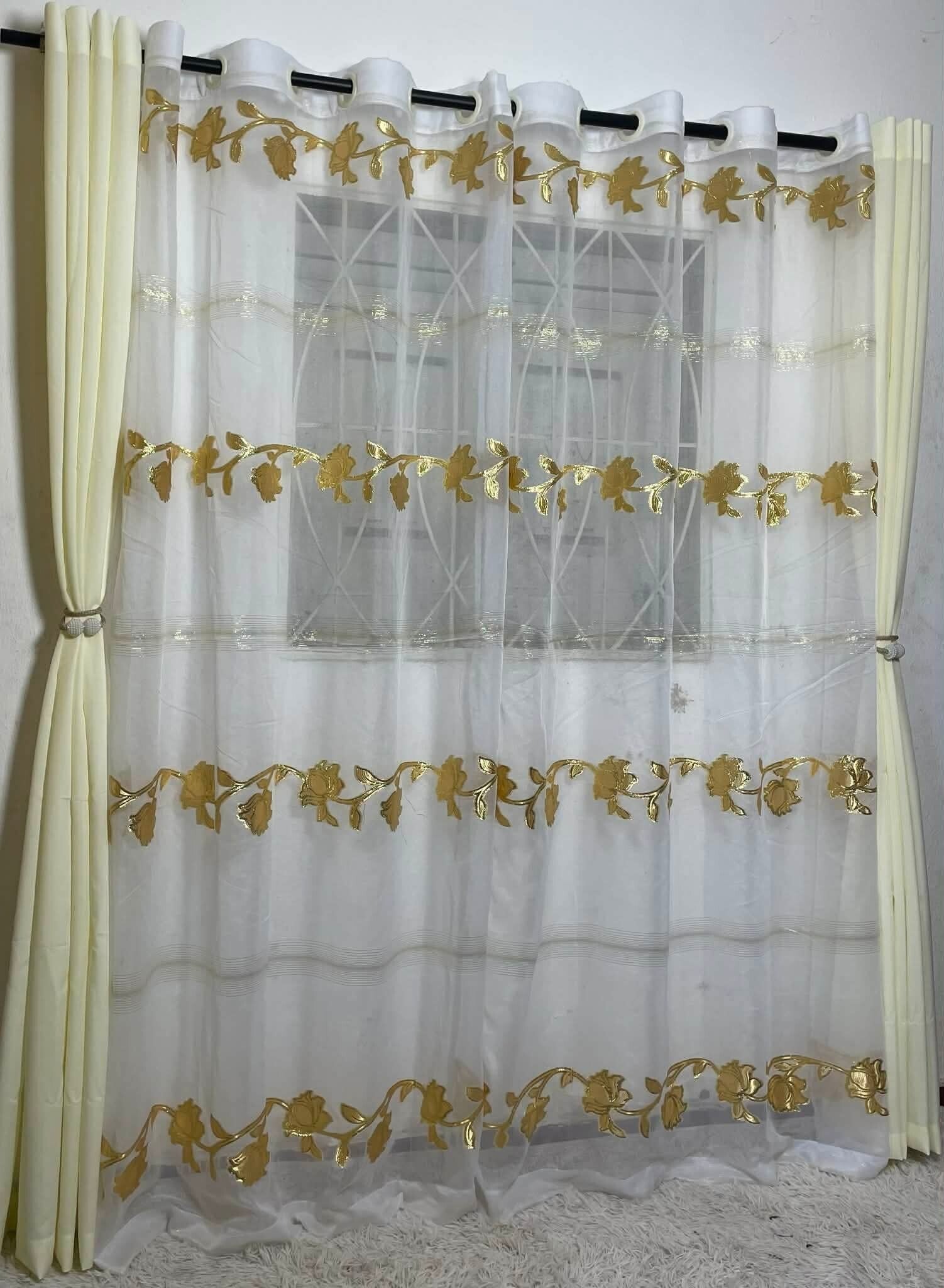 blanc cassé et jaune