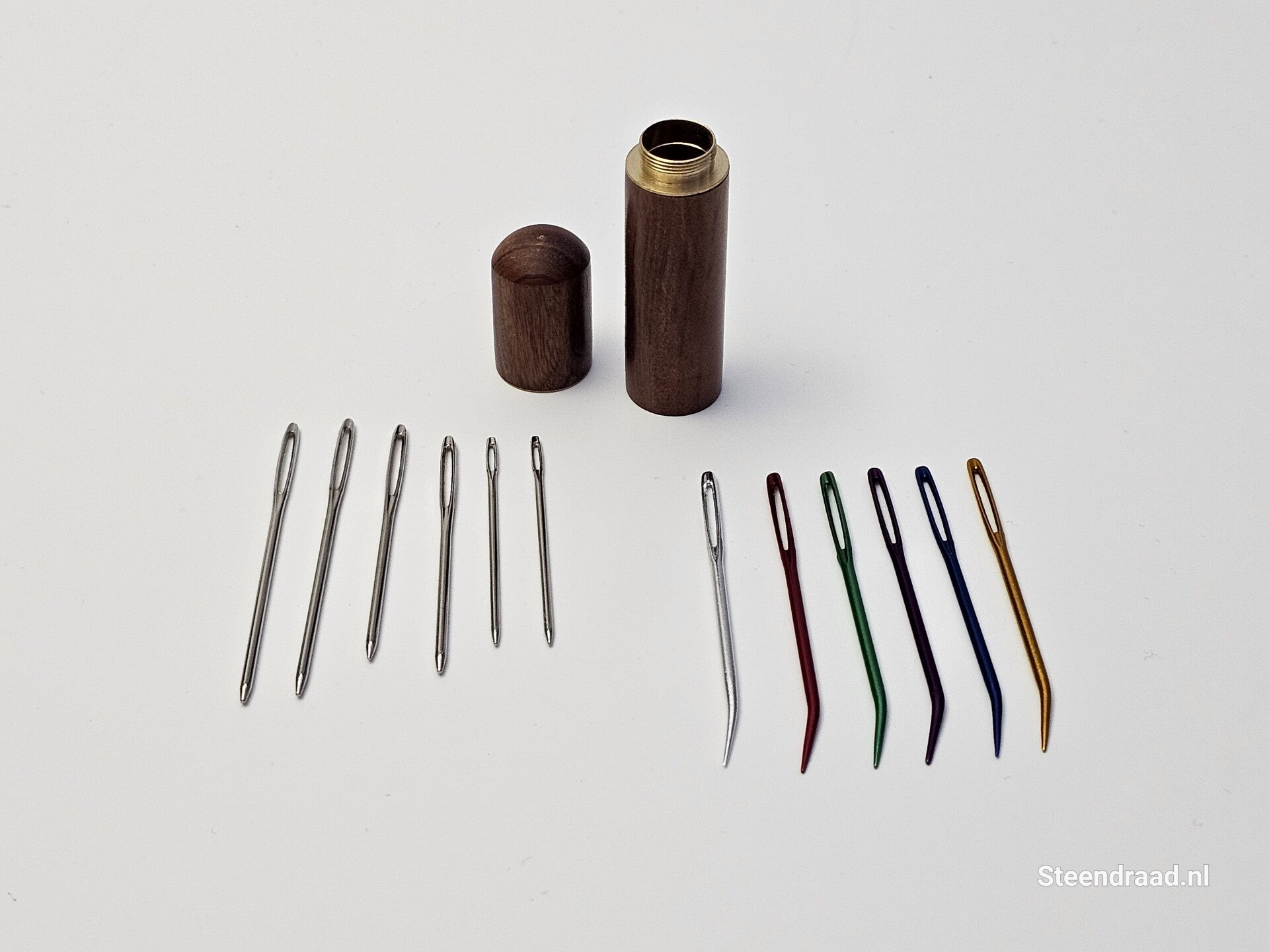 Wol Naalden Set in Houten Koker