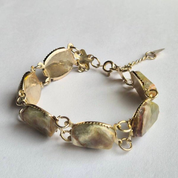 Armband goudkleurig met groen natuursteen