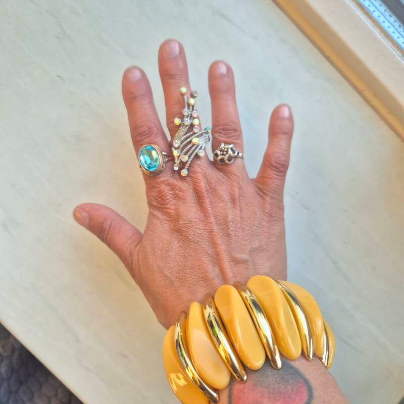 duurzame elastische armband met geel en gouden kralen 