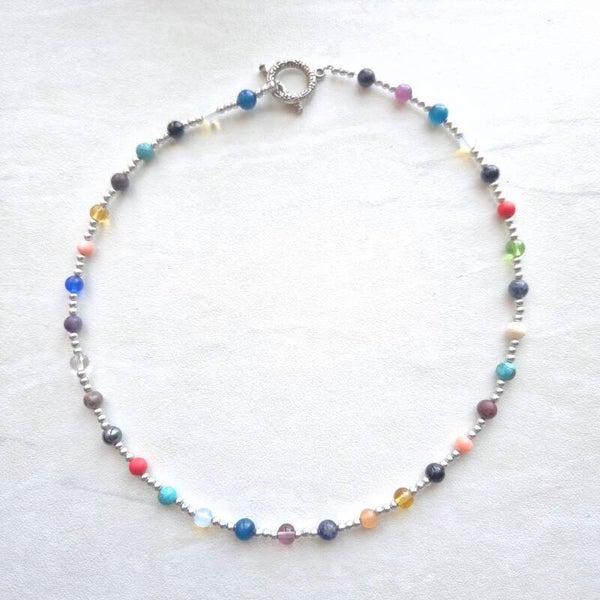 Zilverkleurige ketting met multicolour kraaltjes