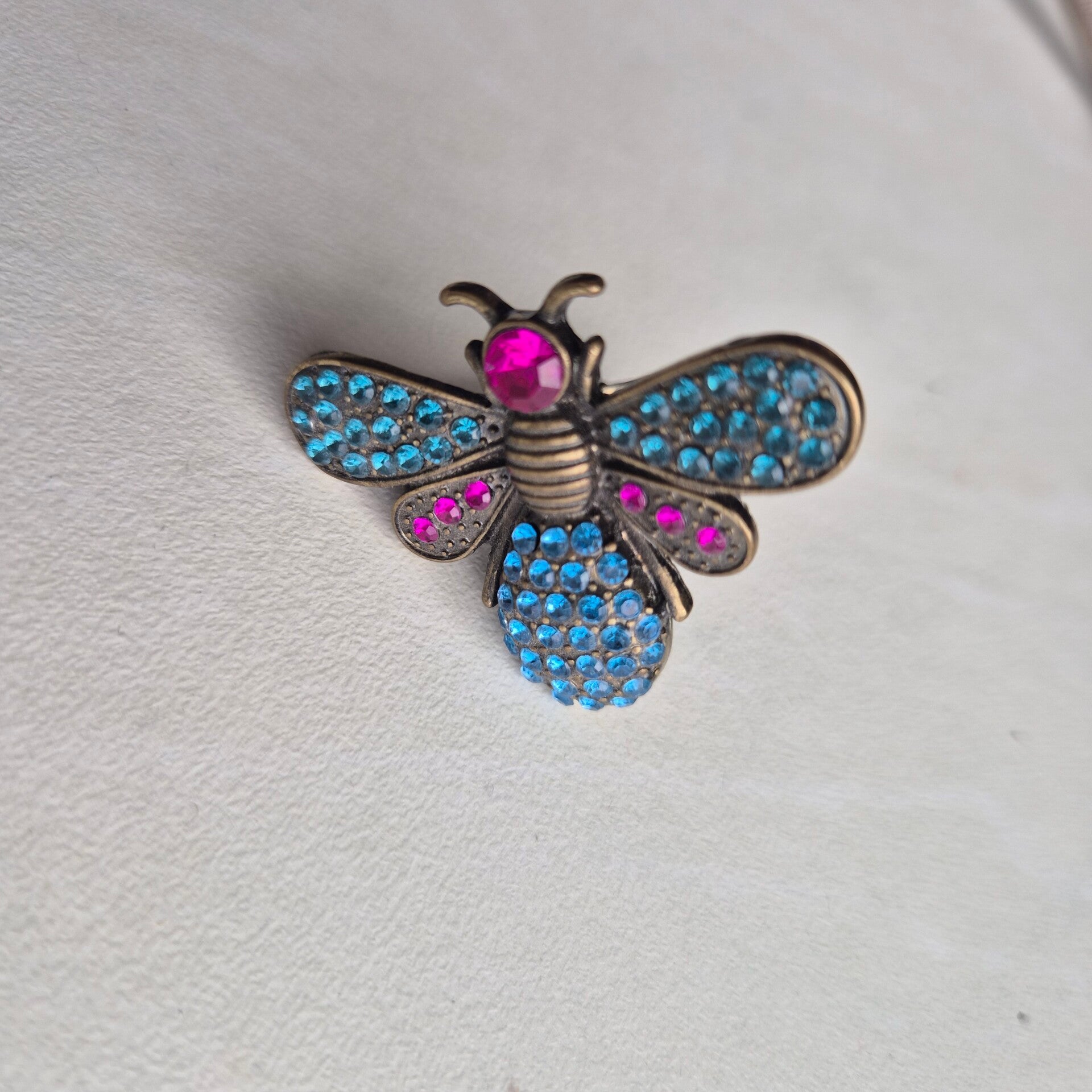 Ring Wesp met roze strass steentjes