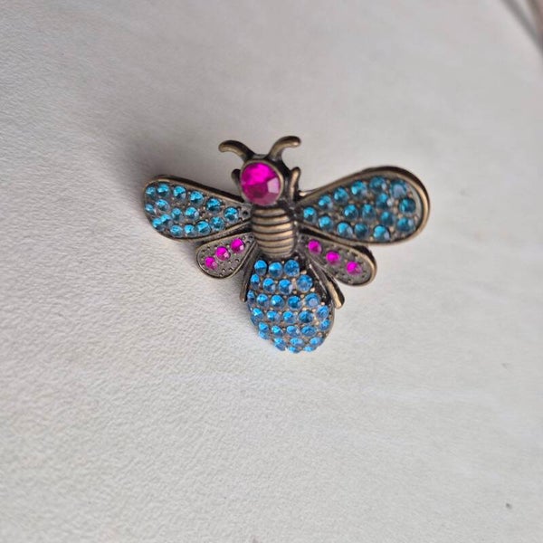Ring Wesp met roze strass steentjes