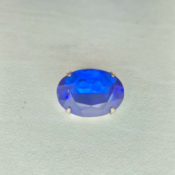Broche met een kobalt blauwe strass steen