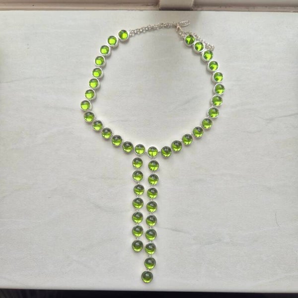 Elegante Zilverkleurige Y-Ketting met Olijfgroene Cabochon Steentjes