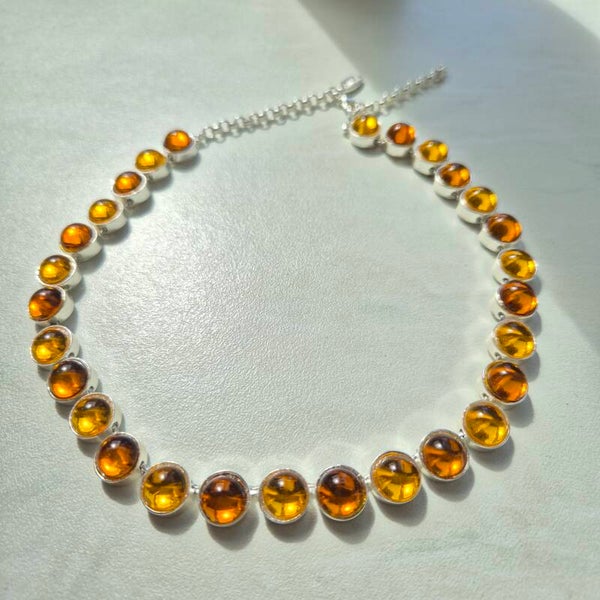 Warme Zilverkleurige Choker met Barnsteenkleurige Cabochon Steentjes