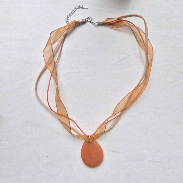 Stijlvolle Oranje Koordketting met Druppelvormige Hanger