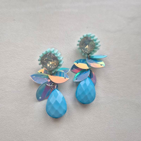 Fairy Blue – Blauwe oorbellen met parelmoer pailletten