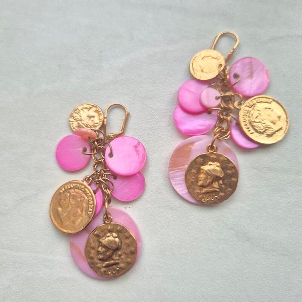 Elegant Vintage-Style Bedeloorbellen met Roze Parelmoer & Goudkleurige Munten